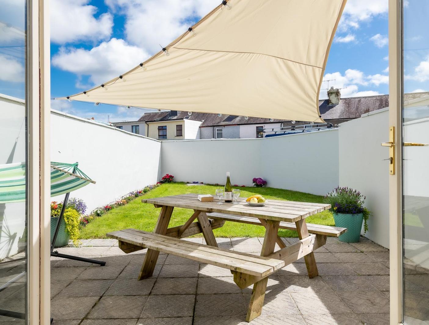 3 Bedroom Pet Friendly In The Heart Of Town Ferienhaus *